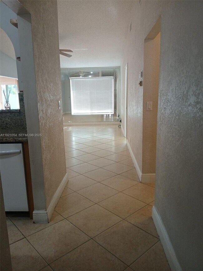 Foto del edificio - 5550 Lakewood Cir S