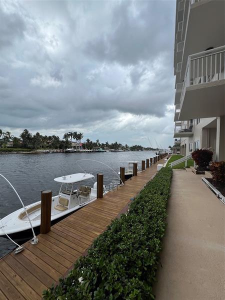 Building Photo - 1050 Hillsboro Mile