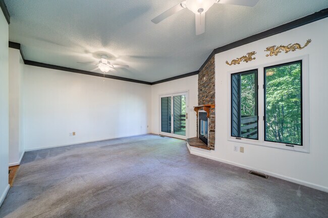 Foto del edificio - 305 Piney Mountain Dr