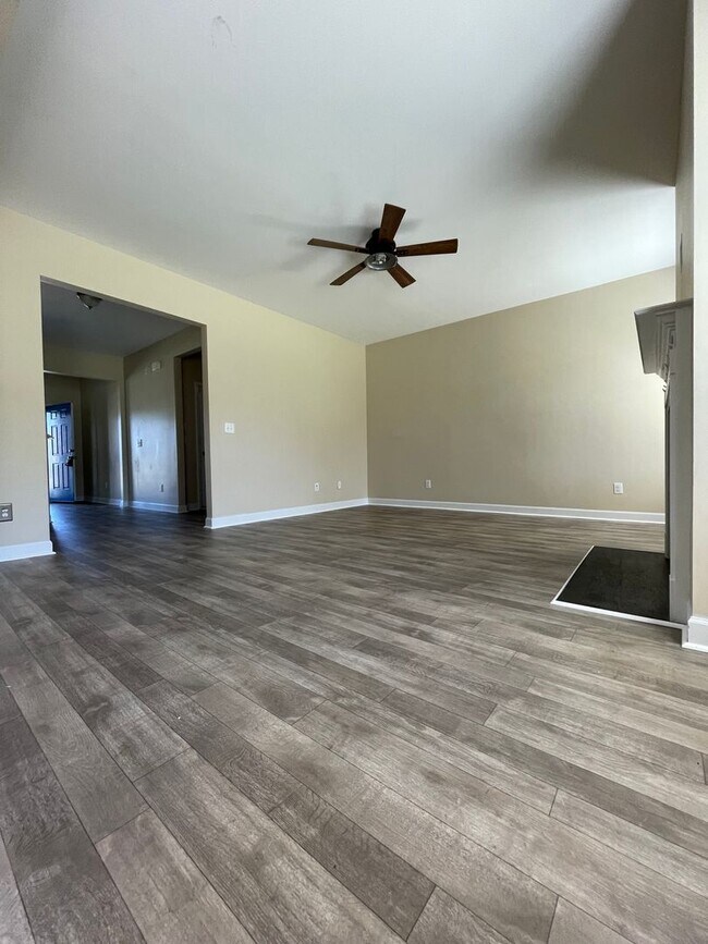 Building Photo - 5 Bedroom and 3.5 Bath Home- Bonus Room (N...