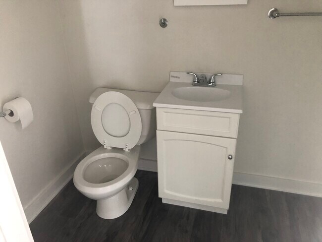 Bathroom - 620 W Walnut St