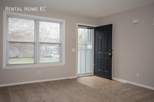 Building Photo - Roomy split-level w/finished lower level a...