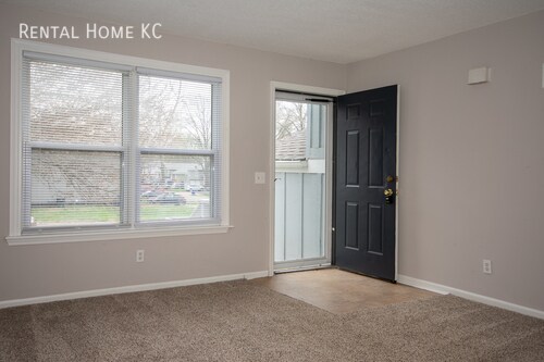 Foto del edificio - Roomy split-level w/finished lower level a...