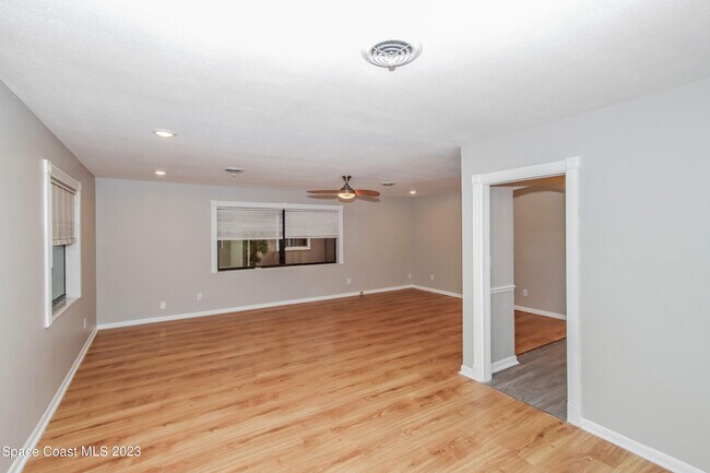 Building Photo - 472 Linda Ln