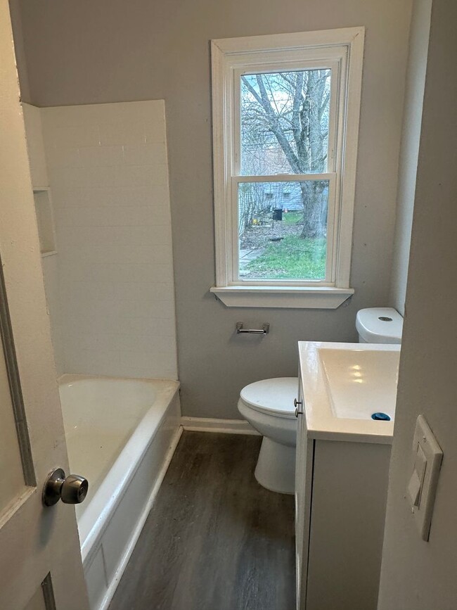 Building Photo - Maple Heights Single Home
