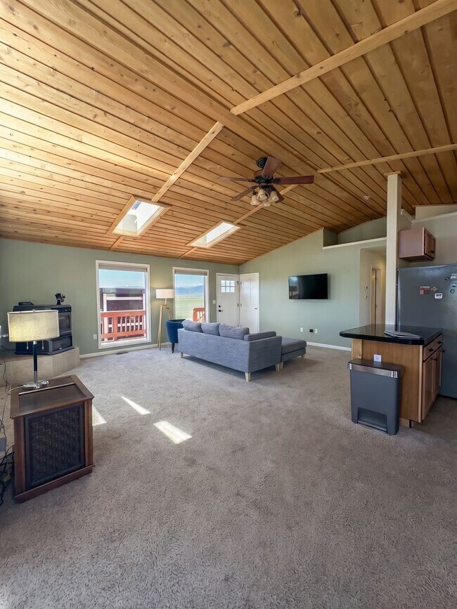 Foto del edificio - Foxtail Pines! 5 acres! Open floor plan!