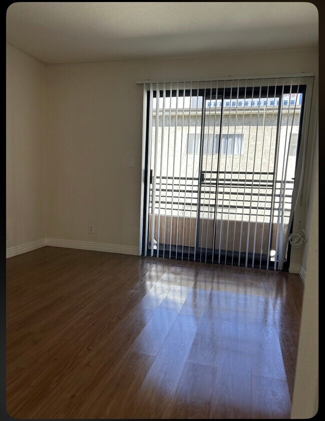 Foto del edificio - Burton Way Apartments