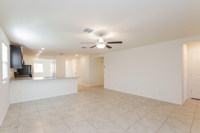 Foto del edificio - 25452 W Mahoney Ave