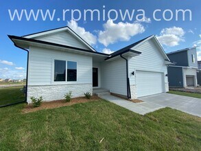 Building Photo - 740 SE Drumlin Dr