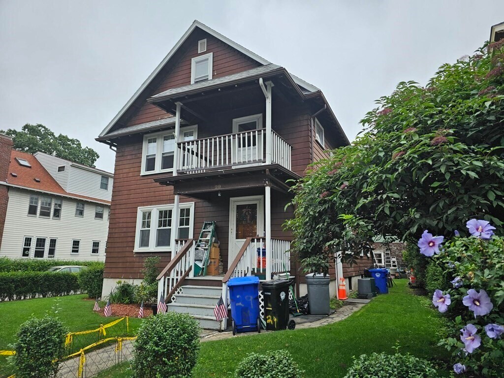Building Photo - 33 Linden St