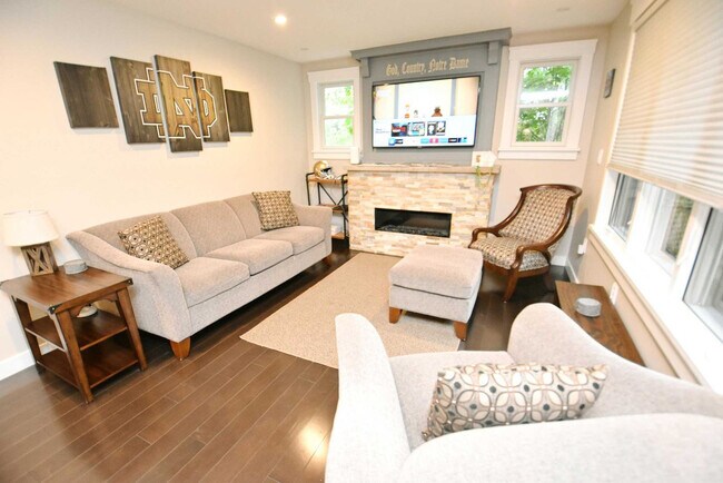 Building Photo - 1012 N Lawrence St