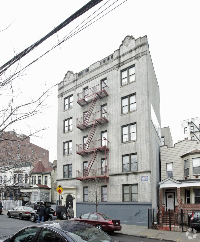 Primary Photo - 2735 Creston Ave