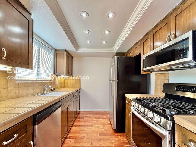 Foto del edificio - 4455 Rockland Pl