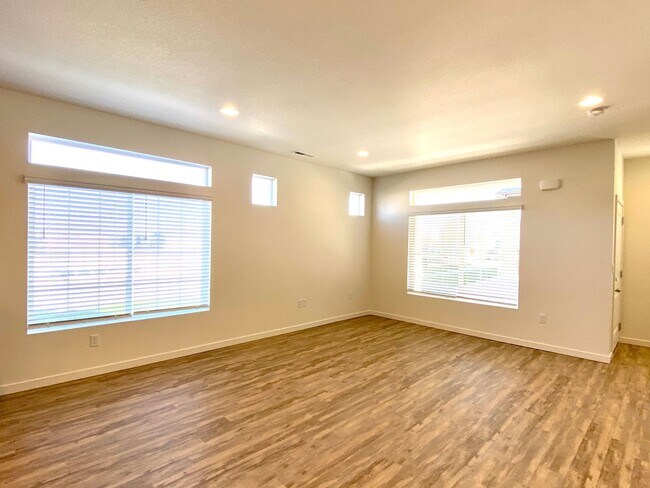 Foto del edificio - Beautifully built townhome in Banning Lewis Ranch ready Now!!