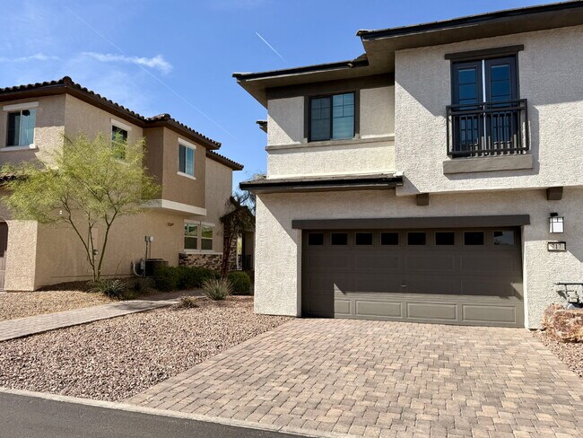 Foto del edificio - 3 BED 2.5 BATH 2 CAR GARAGE TOWNHOUSE W/ LOFT IN HENDERSON CADENCE COMMUNITY FEAT. COMMUNITY POOL!