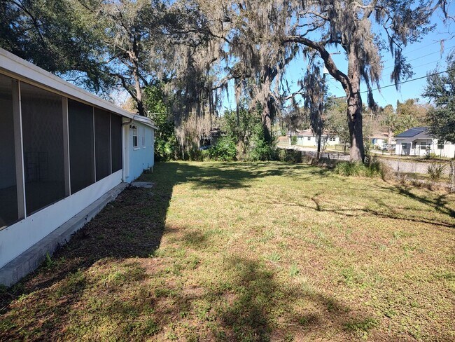 Building Photo - Affordable Centrally located 3 Bedroom Ful...