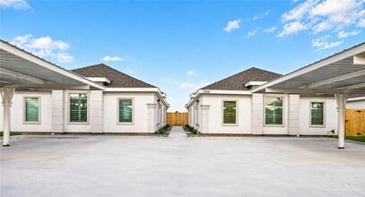 Building Photo - 11 Shavano Dr