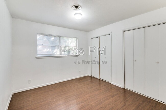 Building Photo - 2101 Bradford Dr