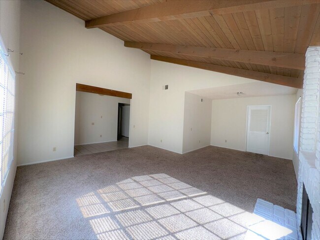 Foto del edificio - LOCATION, WEST SIDE HEMET! GARDENER INCLUDED