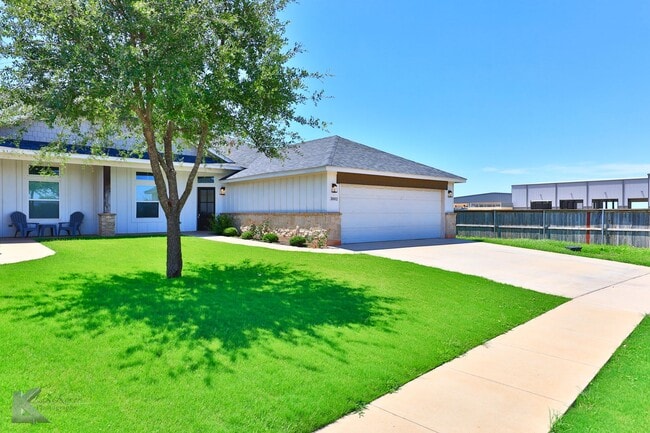 Building Photo - 3/2/2 duplex!  NEWLY UPDATED!