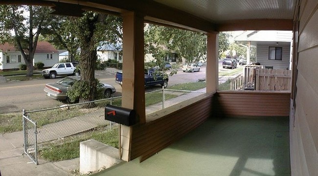 Enjoy fall and spring days on big front porch - 408 E Clark St