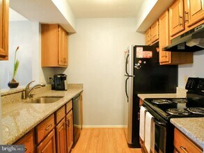 Building Photo - 393 Redbud Ct