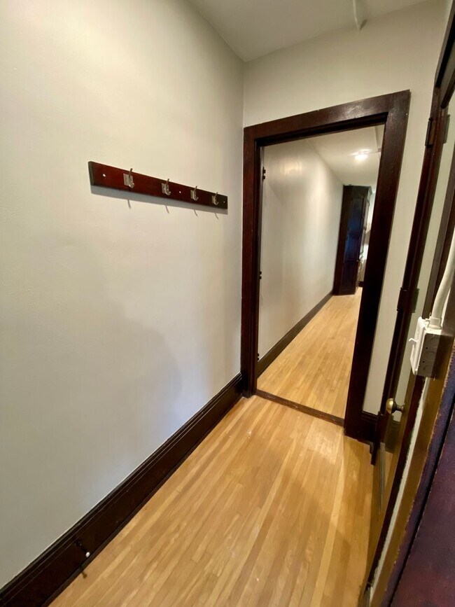 Foto del edificio - Available August 1st - 2 Bed 1 Bath, Bonus...