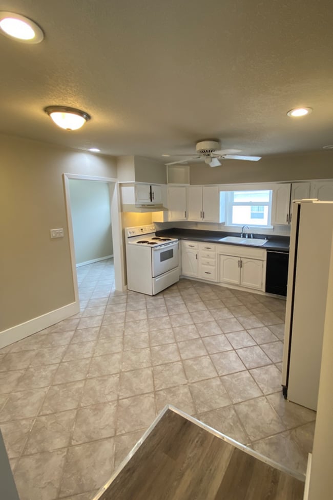 Building Photo - 403 E Montgomery St