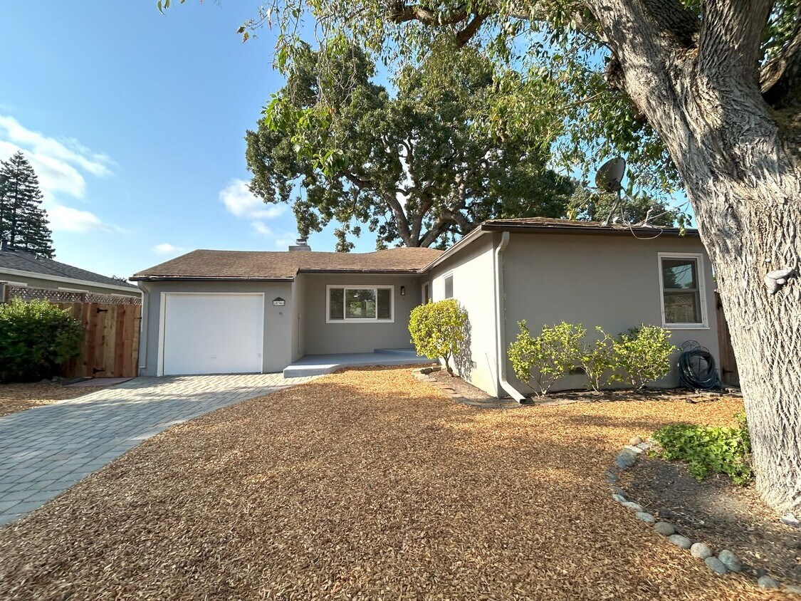Primary Photo - Charming Menlo Park Home in Picturesque Ne...