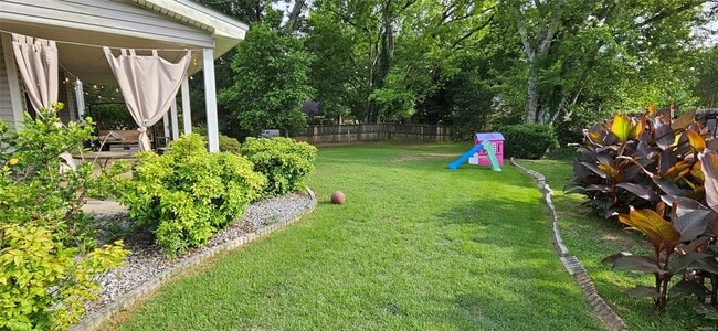 Building Photo - 210 Sweetbriar Ln