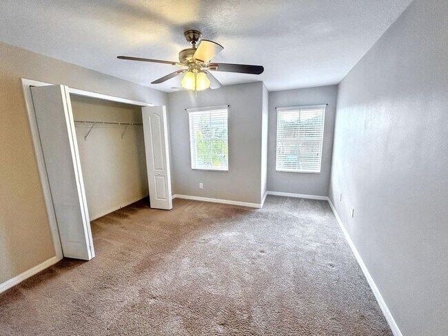 Foto del edificio - Beautiful 2-Bedroom Townhome with Modern A...