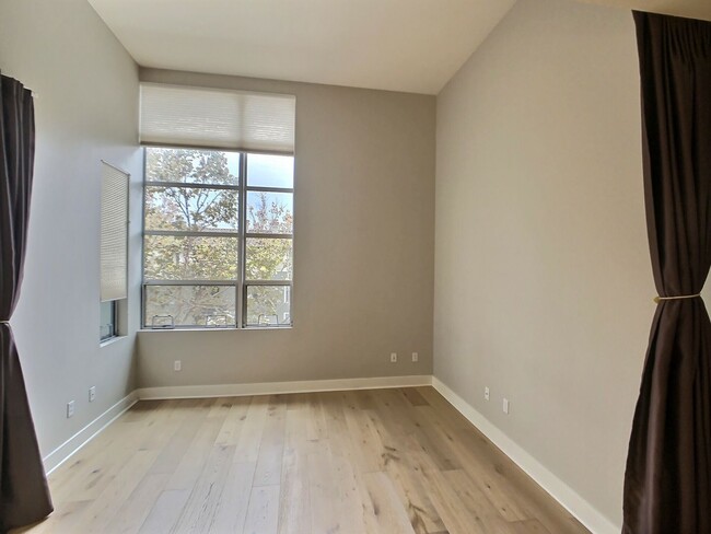 Building Photo - 3 BEDROOM / 3 BATH CONDO IN DOWNTOWN SJ