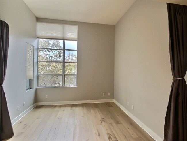 Foto del edificio - Beautifully Upgraded 2 Bedroom Condo with a Den in Downtown San Jose