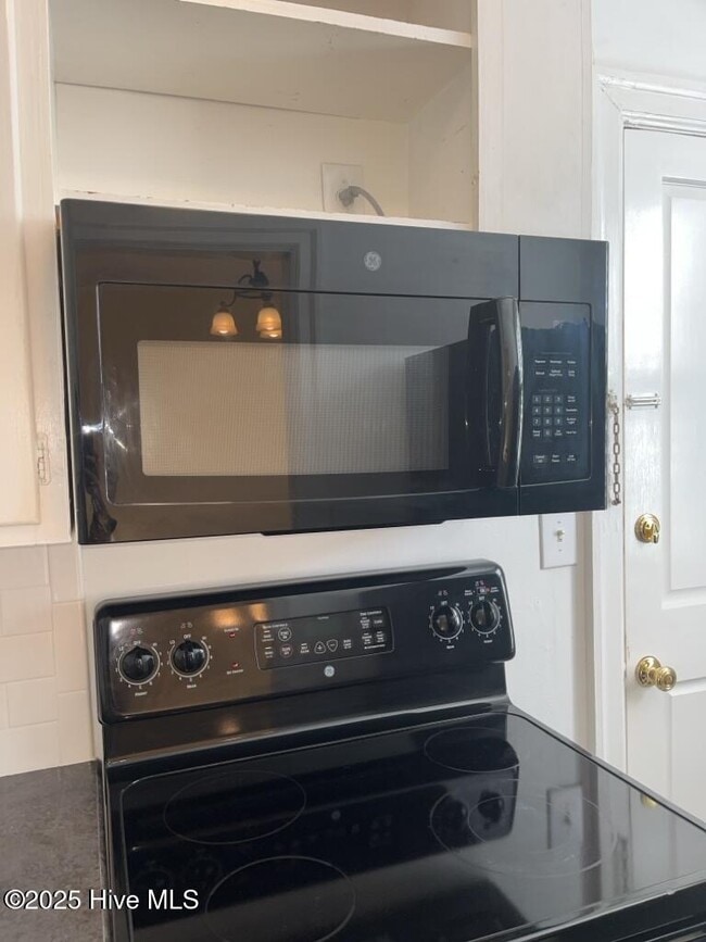 Building Photo - 2940 Oleander Dr