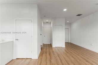 Building Photo - 401 W Palm Dr