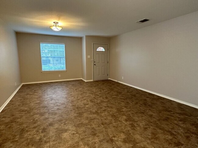 Foto del edificio - READY FOR MOVE IN- HUGE OVER 3000 SQ FT