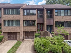 Building Photo - 804 Fairways Dr