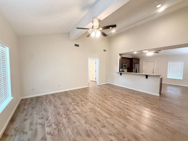 Foto del edificio - Beautiful  3/2/2 Recent Construction Near ...