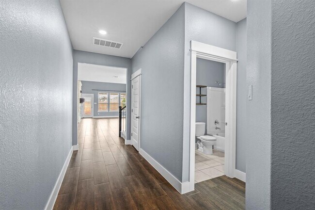 Building Photo - 525 Compania Cove