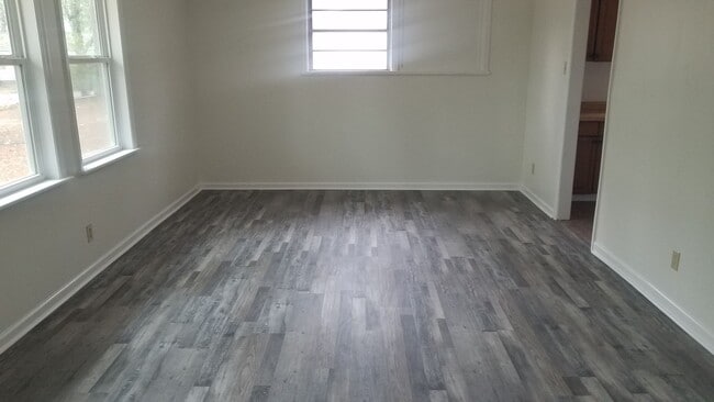 Building Photo - 3 Bedroom/1 Bath Home