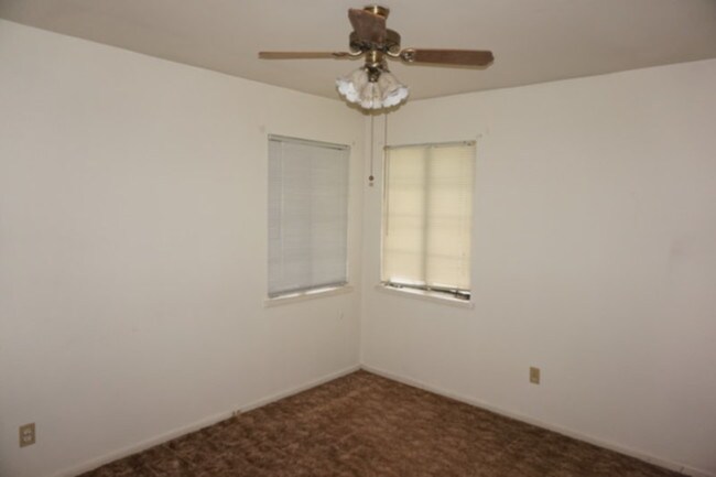 Building Photo - 2302 Durwood Rd