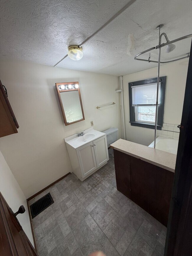 Building Photo - 614 Douglas Ave