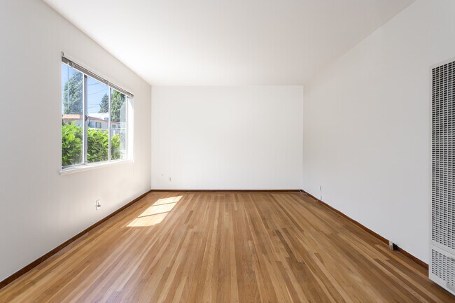 Living room - 3804 Shafter Ave