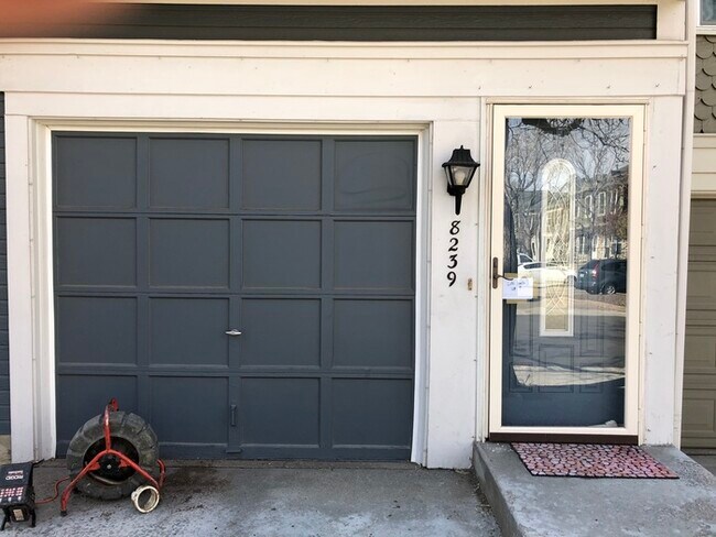 Building Photo - Gorgeous Townhome in Centennial Heights!
