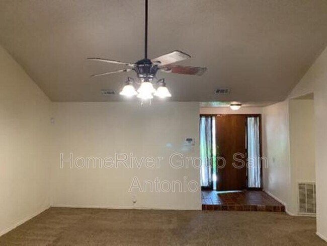 Foto del edificio - 7842 Lark Ridge