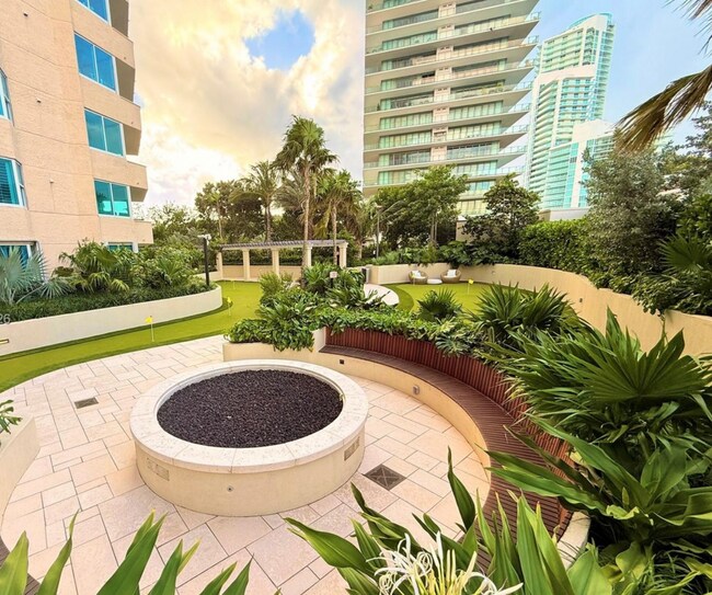 Foto del edificio - 400 S Pointe Dr