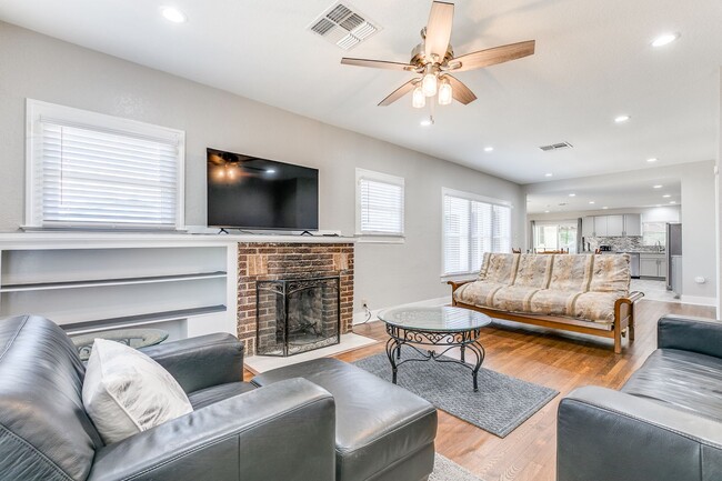 Foto del edificio - 3 Bedroom/2 Bath Los Angeles Heights Subdi...