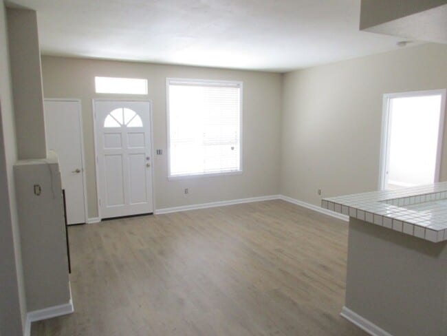 Foto del edificio - Mira Mesa - Canyon Bluff Complex - 2 Bed 2...