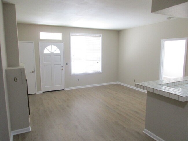 Building Photo - Mira Mesa - Canyon Bluff Complex - 2 Bed 2...