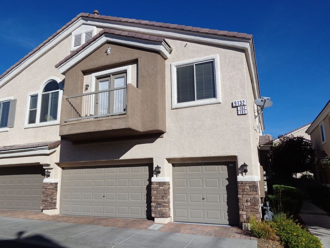 Foto principal - Gorgeous Townhome in Gated Community!